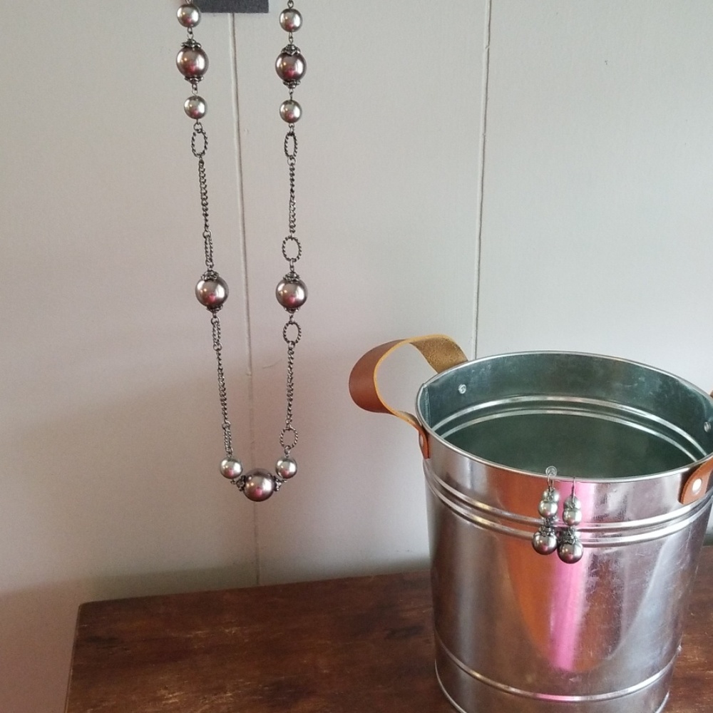 Necklace and earrings set